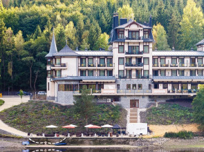 Resort Retro Riverside Wellness