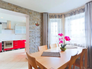 Апартаменты 4-комнатные HomeApart Сторожовская, 8