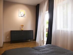 Апартаменты Уорхол - апельсин и капучино в интерьере с собственным двориком для BBQ в 10 минутах от центра