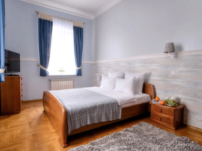 EvroUjut Prostornye chetyrehkomnatnye apartamenty v centre Apartments