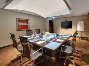 Отель Two Seasons Hotel & Apartments