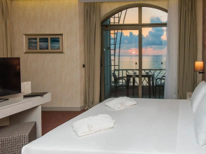 The Grand Gloria Отель