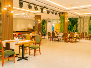 Отель Grand Midway