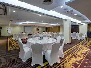 Отель Two Seasons Hotel & Apartments