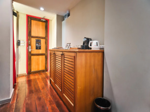 Отель Prince Theatre Heritage Stay