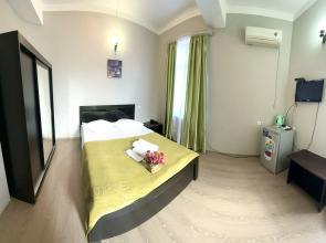 Отель Qeroli old town