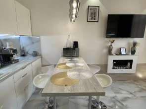 Апартаменты в современном стиле с камином