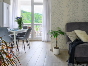 Uyutnaya s balkonom i vidom na gory. Kvatro 119 Apartments Flat