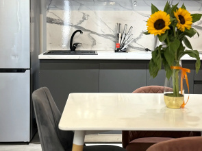 S 2 Spalnyami i Balkonom v Tsentre Goroda ot Sweet Home Apartment