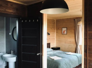 Na Beregu Ozera Dom-Studiya Guest House