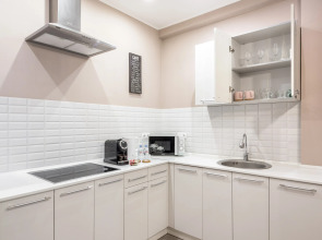 Апартаменты с панорамным видом на город, с большим телевизором (65 дюймов) и Алисой. Встречайте рассветы!