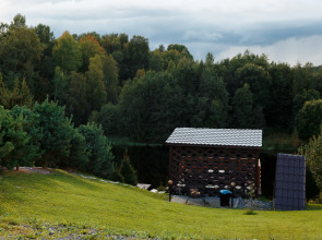 Частный дом у реки