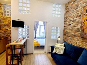 Апартаменты на Большом 13 Два Окна в Спальне