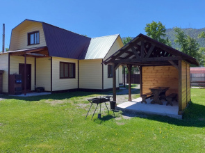 S Dvumya Spalnyami i Kukhney na Chemalskoy Private House