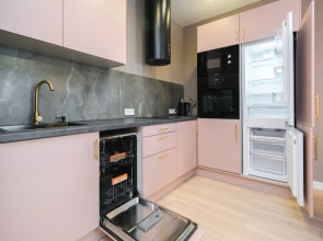 Большая Однокомнатная Квартира с Видом на Реку и Новым Ремонтом