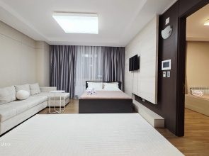Apartamenty vozle posol'stva SSA s sikarnym vidom na Mecet' 16j etaz