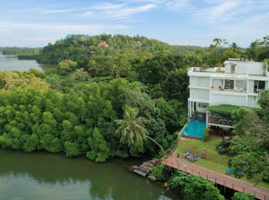 33 Lake Terrace Hotel