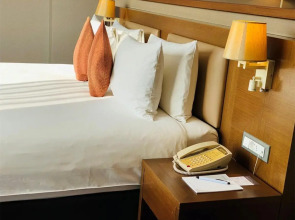 Parkside Hotel & Apartments