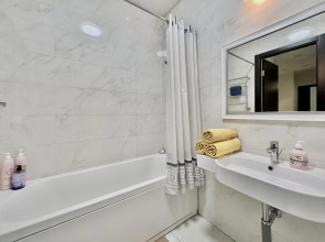 Апартаменты Прекрасная Двухкомнатная Квартира с Видом на Главный Проспект