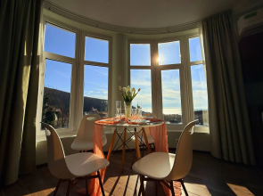 S Vidom na More. 3 Minuty do Plyazha. Dlya Pyaterykh Gostey Apartments