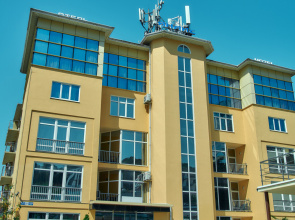 Yanais Hotel