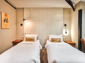 Отель Prince Theatre Heritage Stay