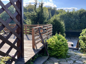 Частный дом у реки