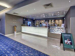 Отель Two Seasons Hotel & Apartments