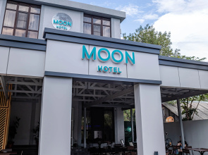 Отель Moon Hotel