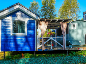 Siniy Domik V Lesu Na Zhivopisnoy Ulitse Chalet