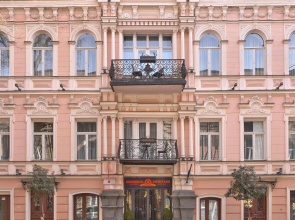 Heritage Hotel & Suites