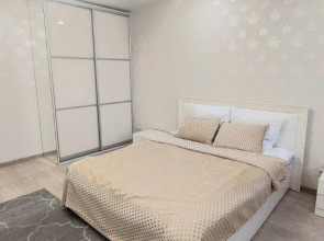 Апартаменты в центре с тремя спальнями на Червякова 55 рядом с парком Победы