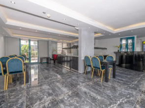 Theluna City Hotel