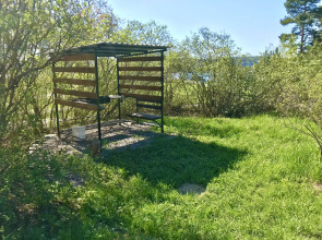 Частный дом Дом на скале с видом на озеро.