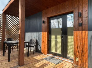 V Tikhom Rayone Goroda So Svoyej Parkovkoy Private House