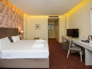 The Grand Gloria Отель