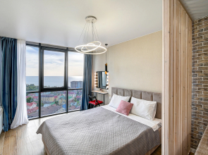 Krasivye apartamenty MorskayaSimfonya-2 s panoramoy na more, basseynom na territorii ZHK Apartments