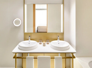 Отель Vida Creek Harbour