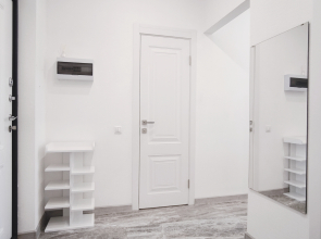 Квартира с большим телевизором и шикарным видом на реку Кубань