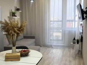Uyutnaya Yevro 2-K Kvartira s Ponaramnym Vidom na Gorod Flat
