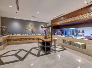 Отель Two Seasons Hotel & Apartments