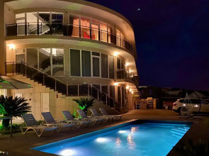 Квартира Сапфир с бассейном и видом на лес