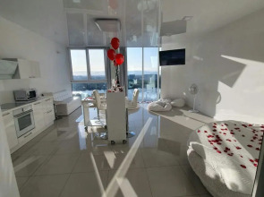 Апартаменты Белая Романтическая Студия с Панорамным Видом