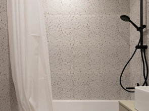 Апартаменты улучшенные в новом доме с качелей