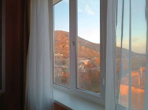 V kurortnoj zone s vidom na Mashuk Flat