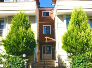 Uyutnaya kvartira u Mramornogo morya Flat