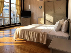Chastny Kottedzh u reki Private house
