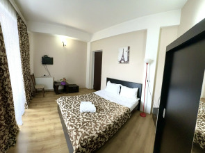 Отель Qeroli old town