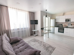 Апартаменты на высоком этаже, рядом с театром и мостом, недалеко от центра. Фастовская 29.