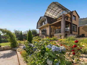 Rayskiy Ugolok Sredi Gor I Alpiyskikh Lugov Private House